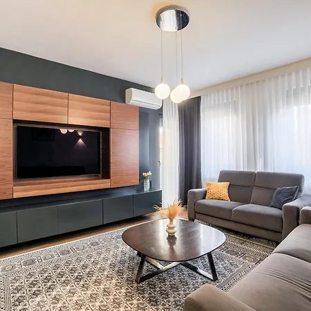 Old Town Prestige 2bdr With Garage And Balcony Apartment